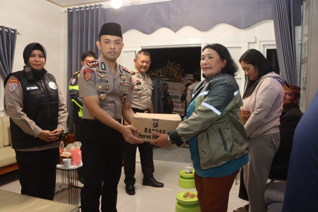 Duka Karhutla TNBTS, Kapolres Pasuruan Sambangi Keluarga Korban Untuk Sampaikan Belasungkawa