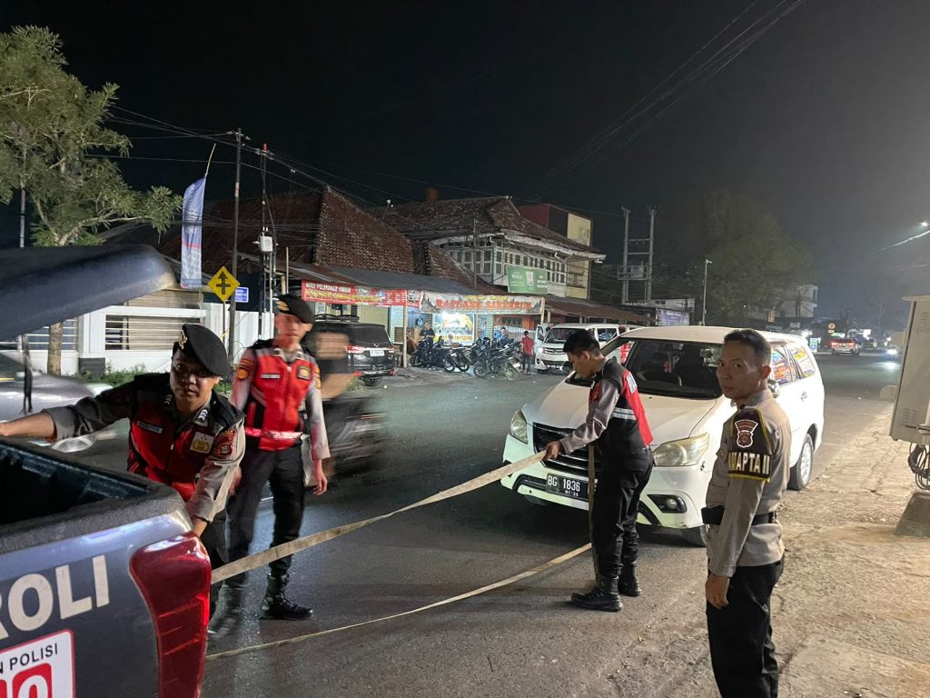 Wujut Kepedulian Kapada Masyarakat, Polres Lubuklinggau Gercep Bantu Pemudik Yang Alami Kerusakan Mobil