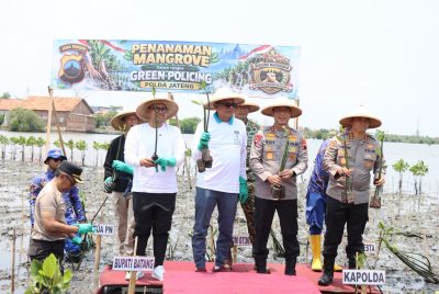 Polda Jateng dan Pemkab Batang Tanam Mangrove, Perkuat Green Policing Hadapi Ancaman Rob