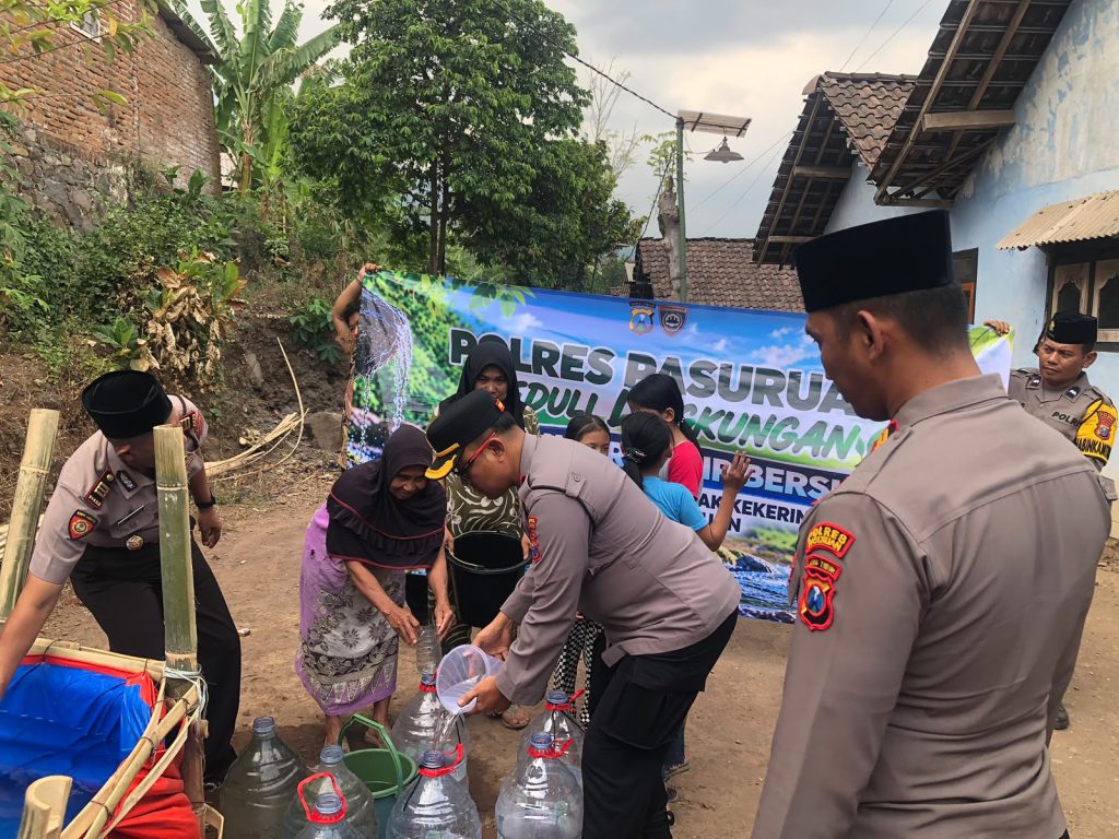 Polres Pasuruan Salurkan Air Bersih Untuk Warga Terdampak Karhutla