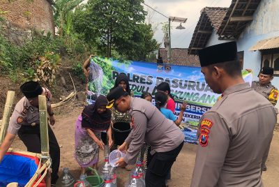 Polres Pasuruan Salurkan Air Bersih Untuk Warga Terdampak Karhutla