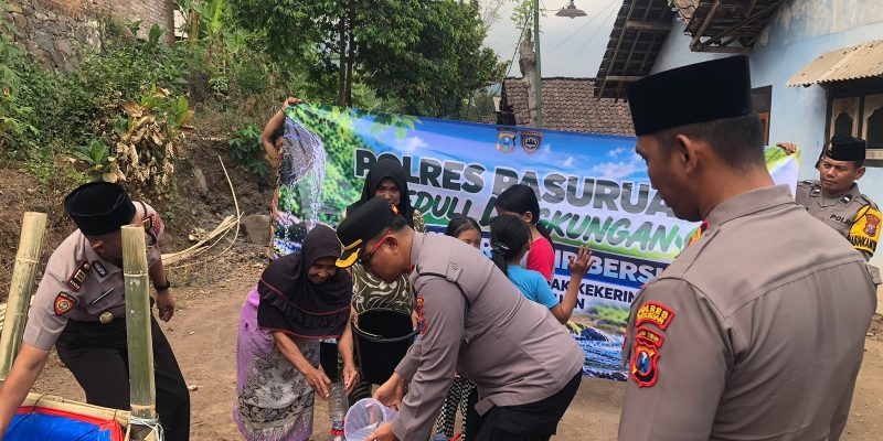 Polres Pasuruan Salurkan Air Bersih Untuk Warga Terdampak Karhutla