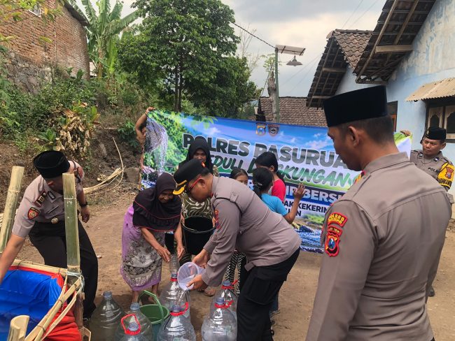Polres Pasuruan Salurkan Air Bersih Untuk Warga Terdampak Karhutla