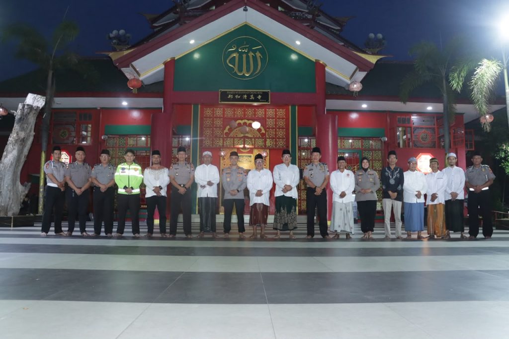 Kapolres Pasuruan Ajak Warga Jaga Kamtibmas Lewat Subuh Keliling di Masjid Cheng Hoo