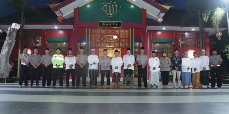 Kapolres Pasuruan Ajak Warga Jaga Kamtibmas Lewat Subuh Keliling di Masjid Cheng Hoo