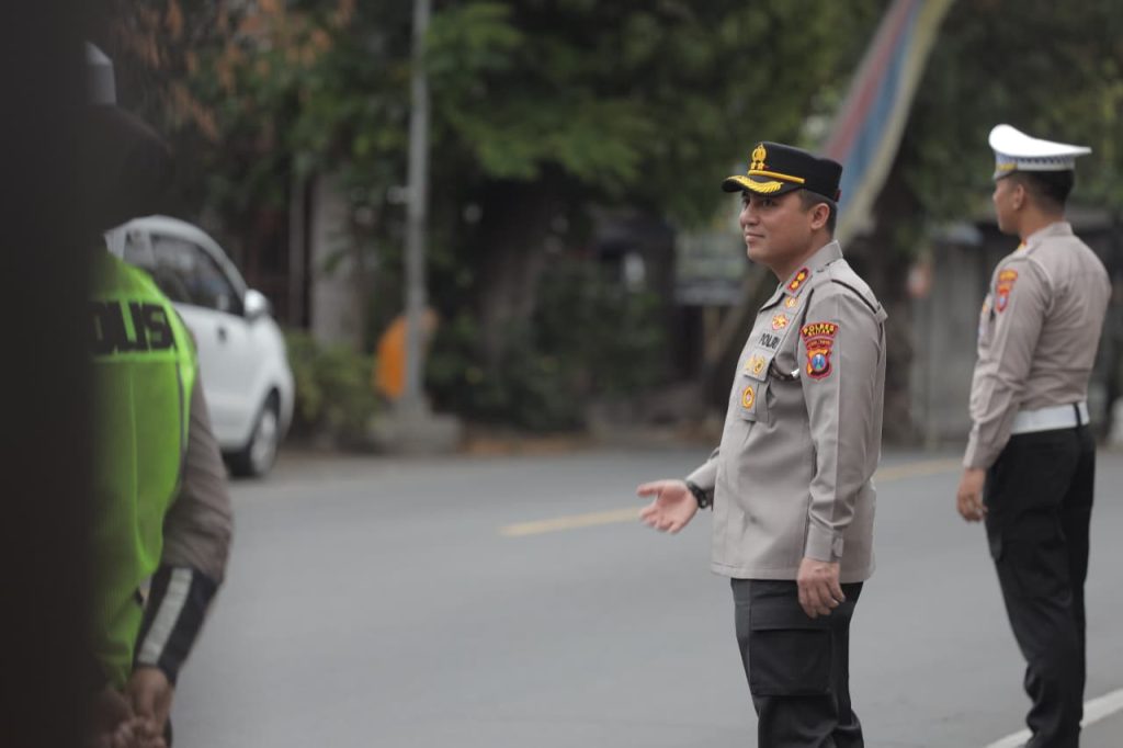 Kapolres Blitar Turun Langsung Pantau Pelayanan Lalu Lintas di Depan SMA 1 Talun