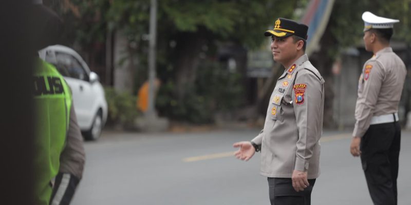 Kapolres Blitar Turun Langsung Pantau Pelayanan Lalu Lintas di Depan SMA 1 Talun