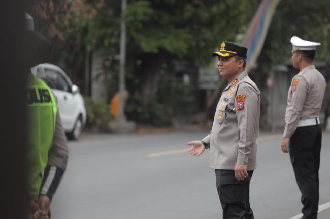 Kapolres Blitar Turun Langsung Pantau Pelayanan Lalu Lintas di Depan SMA 1 Talun