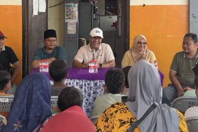 DLH Surabaya Ajak Anak-anak Kenjeran Bersihkan Pantai, Sediakan Tempat Sampah dan Pengangkutan Rutin