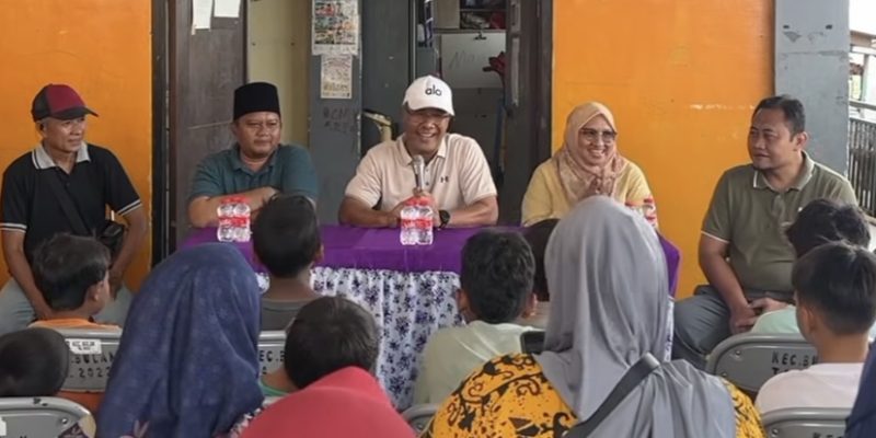 DLH Surabaya Ajak Anak-anak Kenjeran Bersihkan Pantai, Sediakan Tempat Sampah dan Pengangkutan Rutin