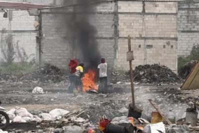 Gerak Cepat Tangani Aduan Warga, DLH Surabaya Tindak Lanjuti Pembakaran Sampah di Tambak Mayor
