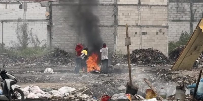 Gerak Cepat Tangani Aduan Warga, DLH Surabaya Tindak Lanjuti Pembakaran Sampah di Tambak Mayor