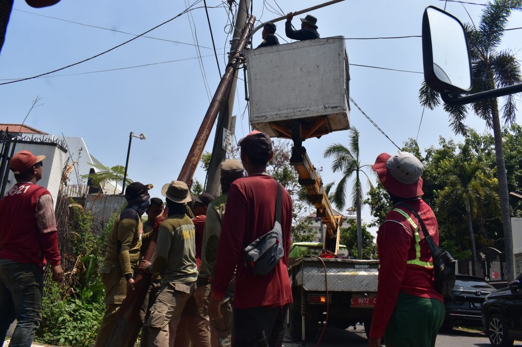 Pemkot Surabaya Tertibkan Jaringan Utilitas Tak Berizin di 224 Ruas Jalan, Target Selesai November