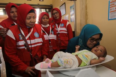 Pulang dari Rumah Sakit Bawa Akta Kelahiran Bayi, Warga Surabaya Terbantu Bunda Jelita