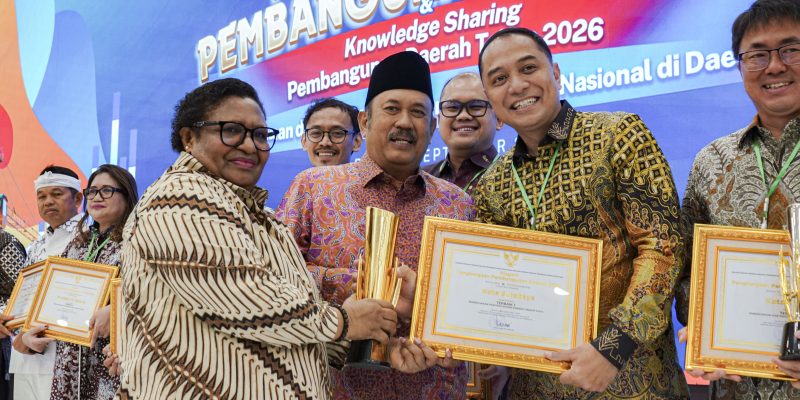 Kota Surabaya Raih Penghargaan Pembangunan Daerah Terbaik Nasional dari Bappenas RI