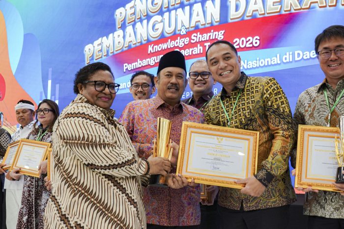 Kota Surabaya Raih Penghargaan Pembangunan Daerah Terbaik Nasional dari Bappenas RI