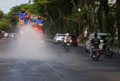 Redam Debu Proyek dan Suhu Panas, Damkar Surabaya Intensifkan Pembasahan Jalan