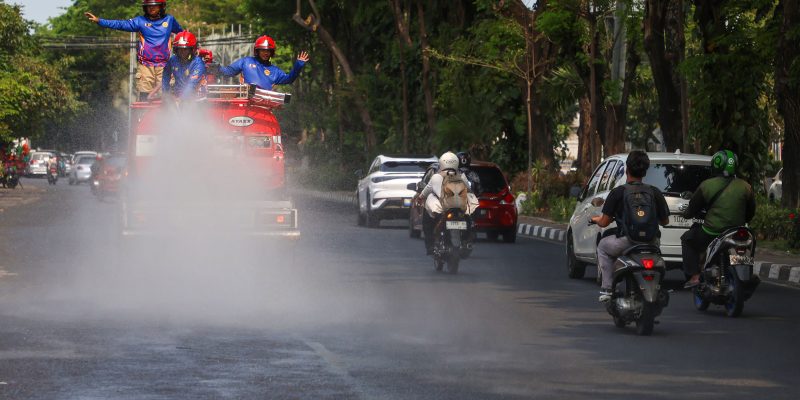 Redam Debu Proyek dan Suhu Panas, Damkar Surabaya Intensifkan Pembasahan Jalan