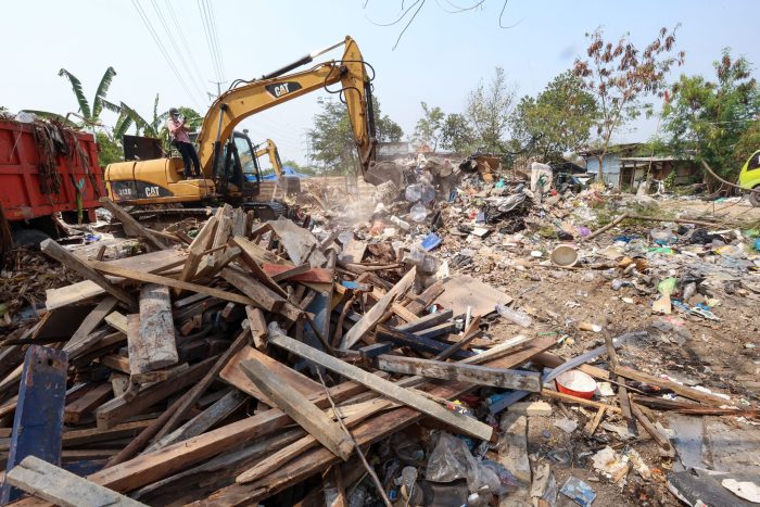 Pemkot Surabaya Tertibkan Aktivitas Pengelolaan Sampah Ilegal di 7 Tanah Aset
