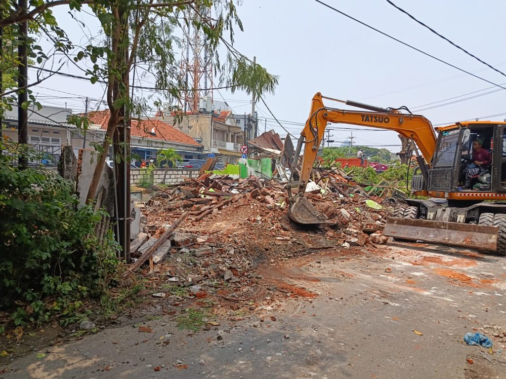 Urai Kemacetan di TL Tambang Boyo, Pemkot Surabaya Tertibkan Bangunan di Sempadan Saluran Jeblokan II