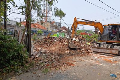 Urai Kemacetan di TL Tambang Boyo, Pemkot Surabaya Tertibkan Bangunan di Sempadan Saluran Jeblokan II