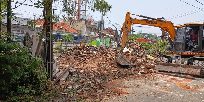Urai Kemacetan di TL Tambang Boyo, Pemkot Surabaya Tertibkan Bangunan di Sempadan Saluran Jeblokan II