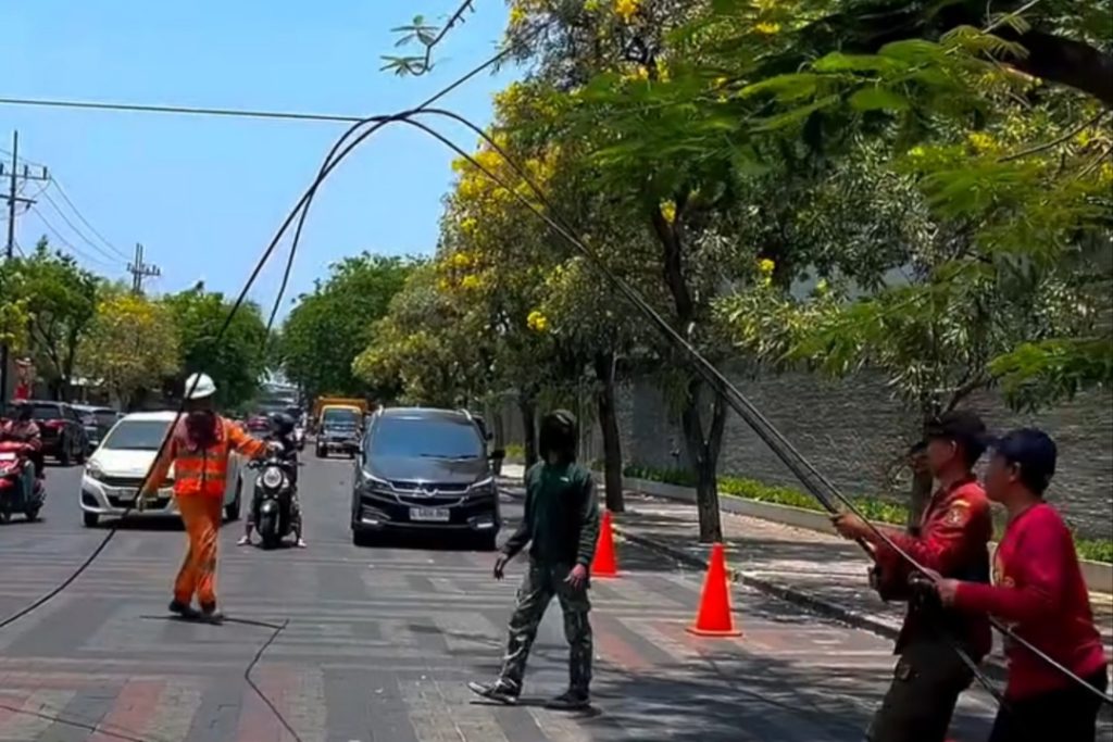 Pemkot Surabaya Bongkar 116 Tiang dan Tertibkan 91 Kabel Utilitas di 23 Ruas Jalan
