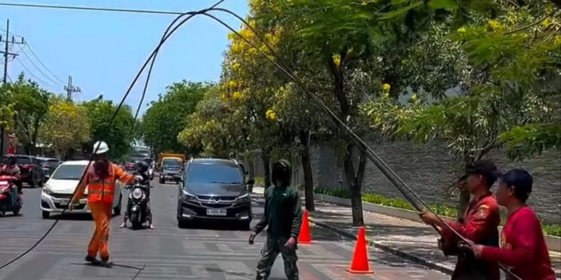 Pemkot Surabaya Bongkar 116 Tiang dan Tertibkan 91 Kabel Utilitas di 23 Ruas Jalan