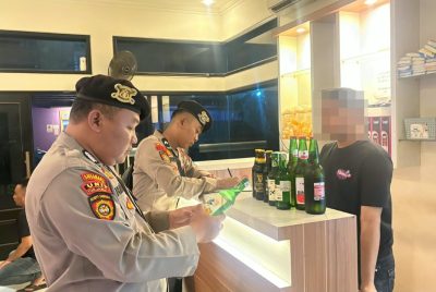 Dini Hari Razia Kafe di Kajen, Sat Samapta Polres Pekalongan Sita Puluhan Botol Miras Berbagai Merek