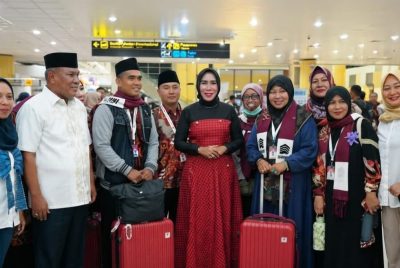 Wabup Sidoarjo Hj Mimik ldayana Tengah Malam, Untuk Melepaskan Lima Staf Umroh ke Tanah Suci