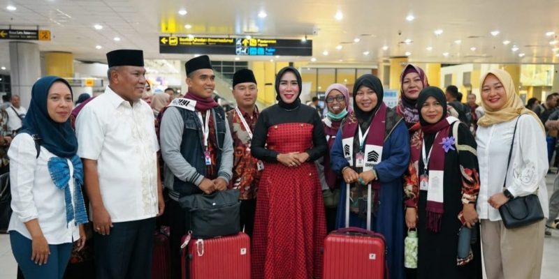 Wabup Sidoarjo Hj Mimik ldayana Tengah Malam, Untuk Melepaskan Lima Staf Umroh ke Tanah Suci