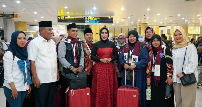 Wabup Sidoarjo Hj Mimik ldayana Tengah Malam, Untuk Melepaskan Lima Staf Umroh ke Tanah Suci