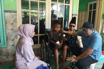 Hari Libur, Bupati Subandi Blusukan ke Jabon Antar Kursi Roda Untuk Warga