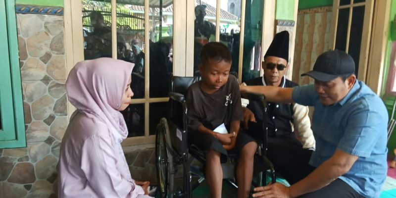 Hari Libur, Bupati Subandi Blusukan ke Jabon Antar Kursi Roda Untuk Warga