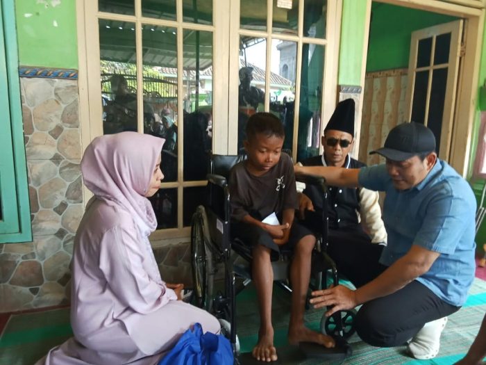 Hari Libur, Bupati Subandi Blusukan ke Jabon Antar Kursi Roda Untuk Warga