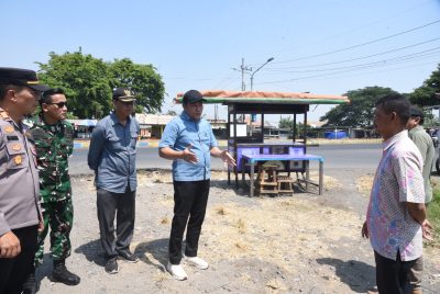 Bupati Subandi Minta Dinas PUBMSDA Lebarkan Persimpangan Jalan Depan Polsek Jabon