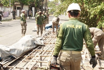 Kembalikan Fungsi Jalan, Satpol PP Sidoarjo Lanjutkan Penertiban Bangunan Liar di Frontage Road Waru