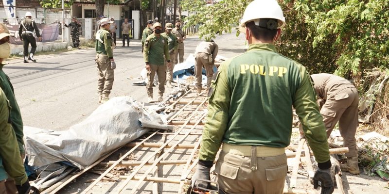 Kembalikan Fungsi Jalan, Satpol PP Sidoarjo Lanjutkan Penertiban Bangunan Liar di Frontage Road Waru