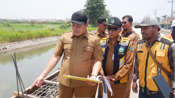 Bupati Subandi Sidak Betonisasi Jalan Kebonagung-Kemasan Krian, Pembetonan Siap
