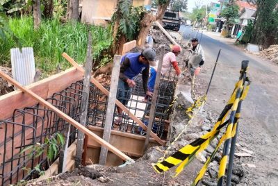 Diduga Abaikan K3,  Proyek Jembatan Ruas Jalan Dradah – Bluluk Disorot Warga