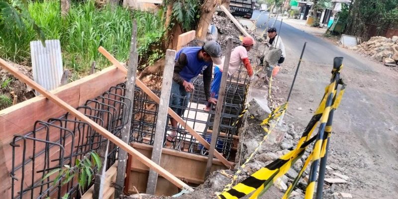 Diduga Abaikan K3,  Proyek Jembatan Ruas Jalan Dradah – Bluluk Disorot Warga