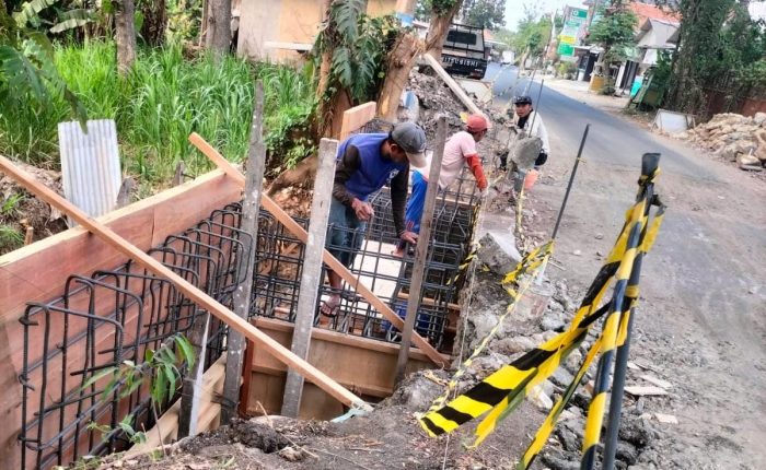 Diduga Abaikan K3,  Proyek Jembatan Ruas Jalan Dradah – Bluluk Disorot Warga