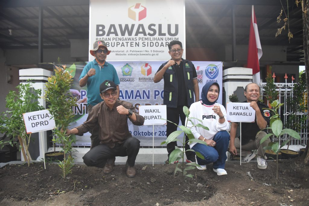 Wabup Mimik Tanam Pohon Manggis di Bawaslu Sidoarjo, Simbol Integritas dan Kejujuran