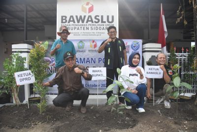 Wabup Mimik Tanam Pohon Manggis di Bawaslu Sidoarjo, Simbol Integritas dan Kejujuran