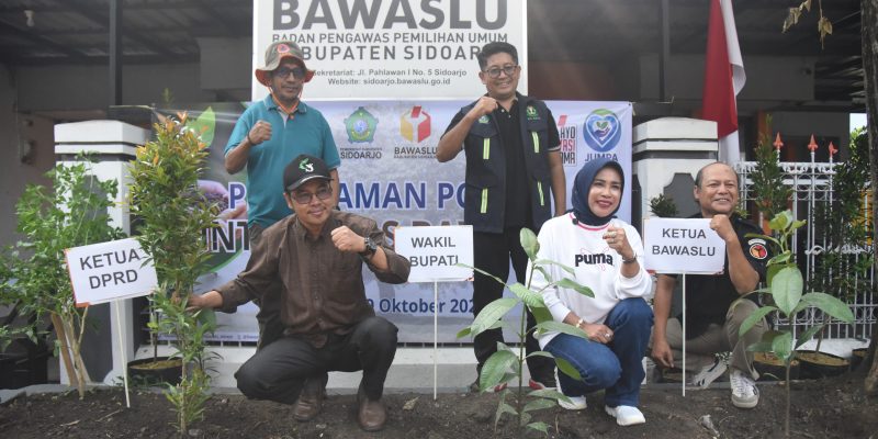 Wabup Mimik Tanam Pohon Manggis di Bawaslu Sidoarjo, Simbol Integritas dan Kejujuran