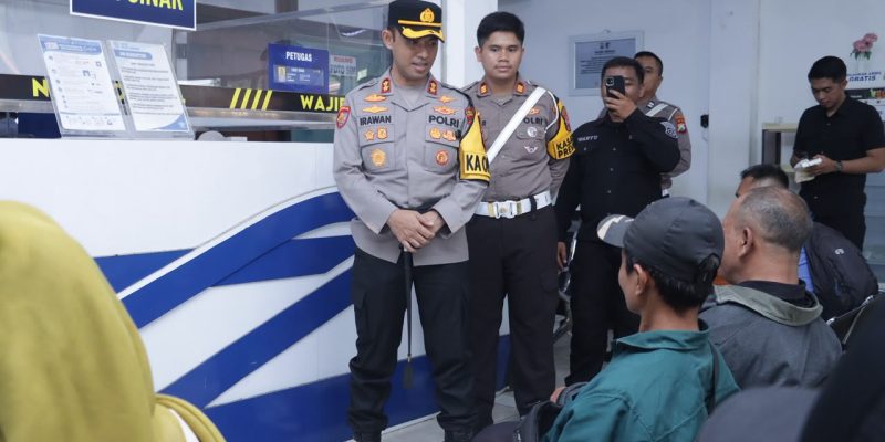 Sapa Pemohon SIM, Kapolres Pasuruan Sosialisasikan Operasi Patuh Semeru 2026