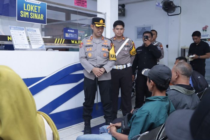 Sapa Pemohon SIM, Kapolres Pasuruan Sosialisasikan Operasi Patuh Semeru 2026