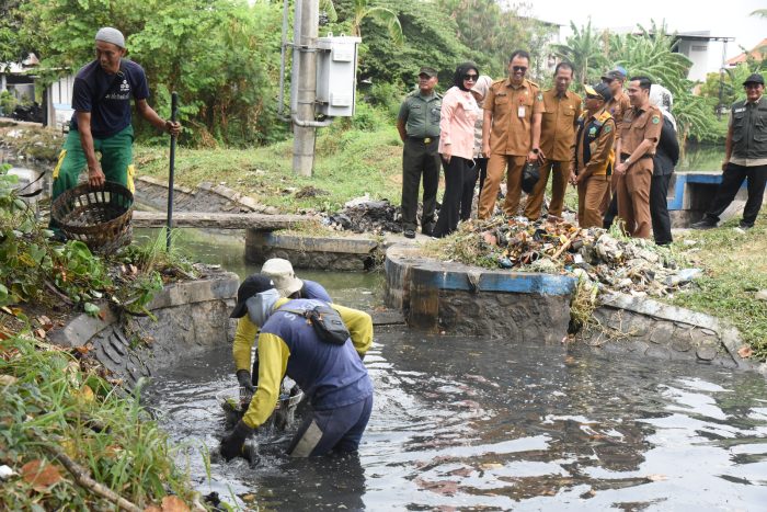 Sidak Sungai Afvour Wilayut, Wabup Mimik Idayana Tekankan Normalisasi untuk Dukung Petani