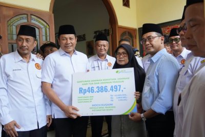 Takziah ke Keluarga Kades Tropodo, Bupati Subandi Serahkan Santunan Rp 46,3 Juta