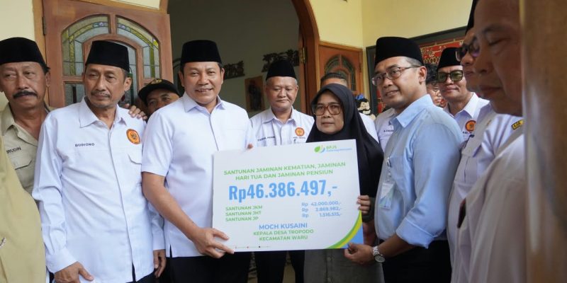 Takziah ke Keluarga Kades Tropodo, Bupati Subandi Serahkan Santunan Rp 46,3 Juta